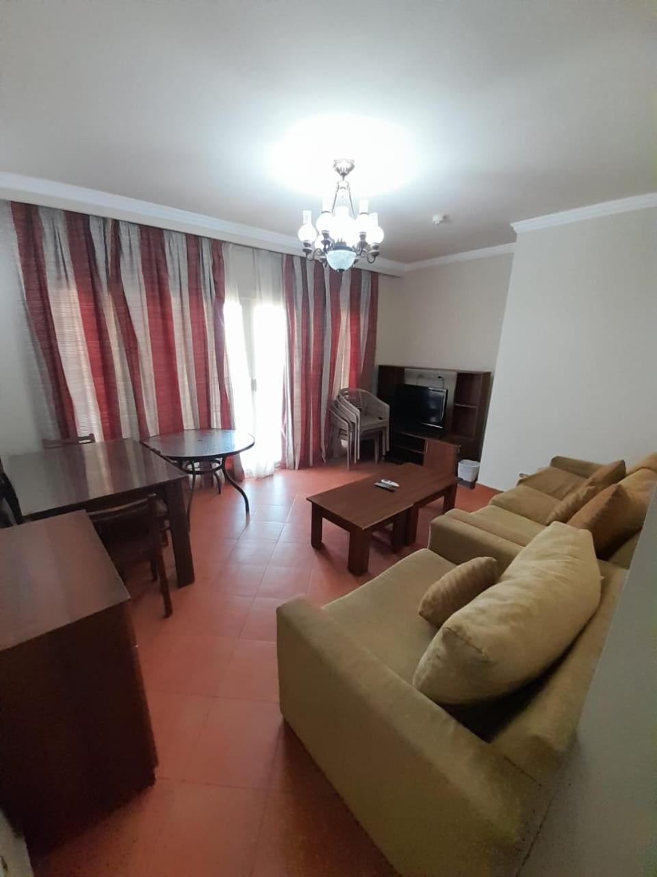 Porto Elsokhna Pyramids Family * עיין סוחנה